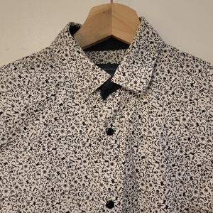 Spooky micro skull shirt size small